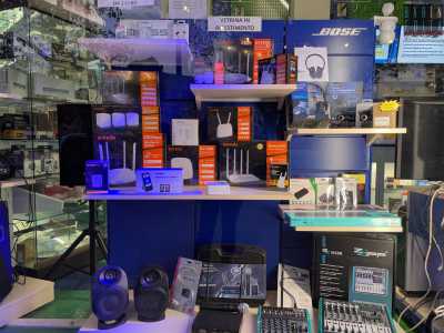 In vetrina notiamo telescopi, orologi digitali, decoder, modem, router e sistemi di videosorveglianza